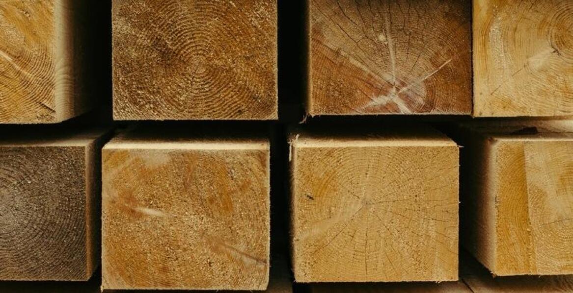 Zastosowanie drewna impregnowanego w budownictwie: co warto wiedzieć?