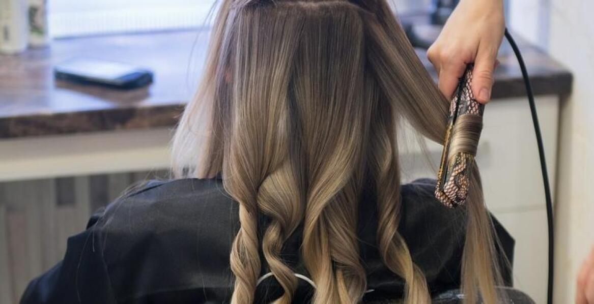 Proces przedłużania włosów metodą doczepiania krok po kroku