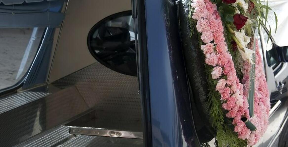 Jak zakłady usług pogrzebowych mogą pomóc rodzinom w organizacji ceremonii?