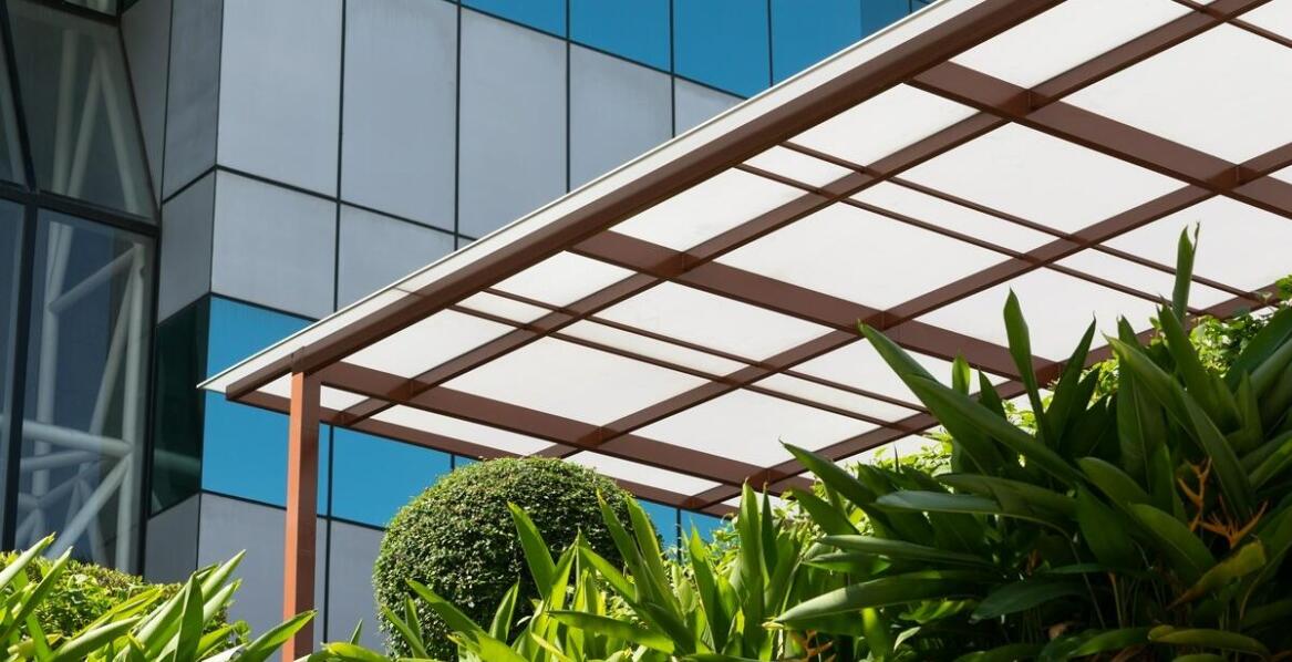 Najnowsze trendy w projektowaniu daszków szklanych