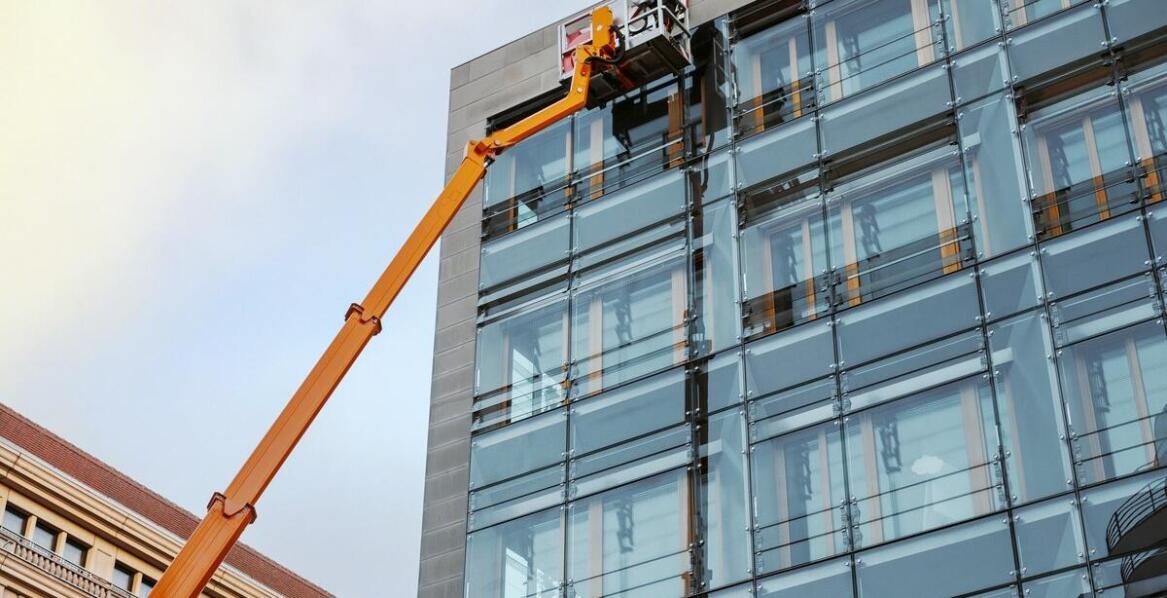 Dlaczego warto wynająć podnośnik koszowy zamiast kupować?