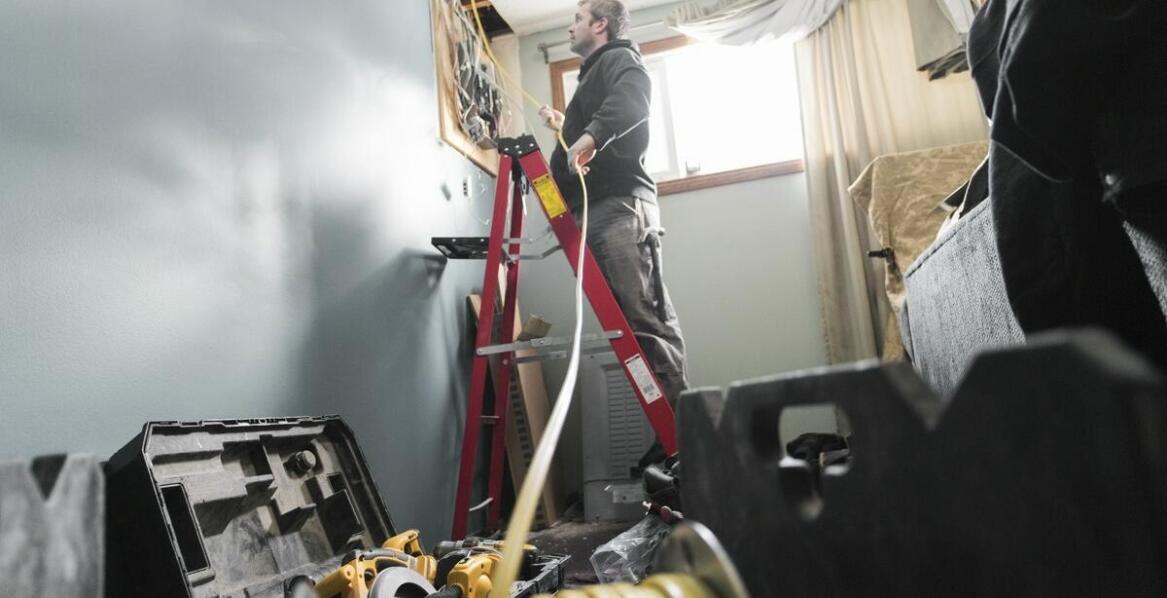 Instalacje elektryczne w budynkach mieszkalnych: jakie są standardy i wymagania?