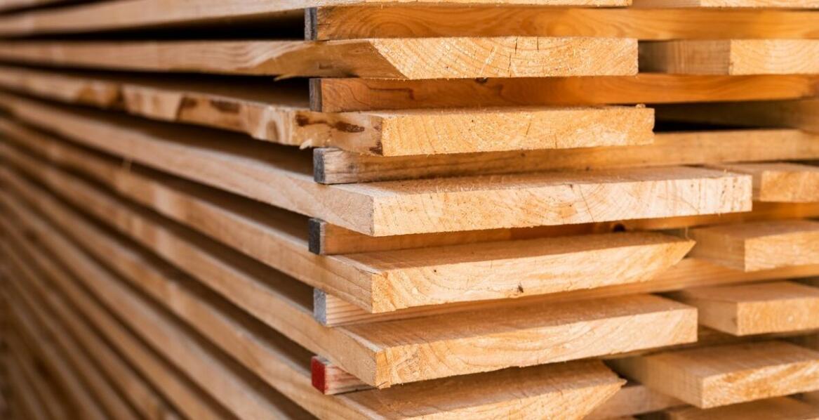 Certyfikaty jakości drewna konstrukcyjnego KVH – co powinieneś wiedzieć?