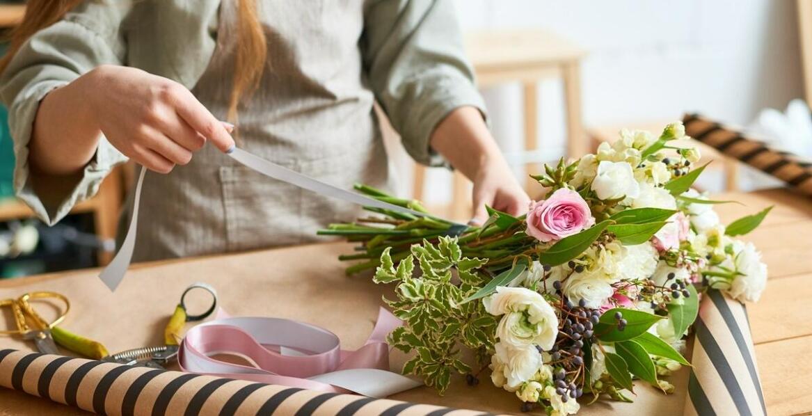 Jak łączyć różne materiały i tekstury w dekoracjach florystycznych?