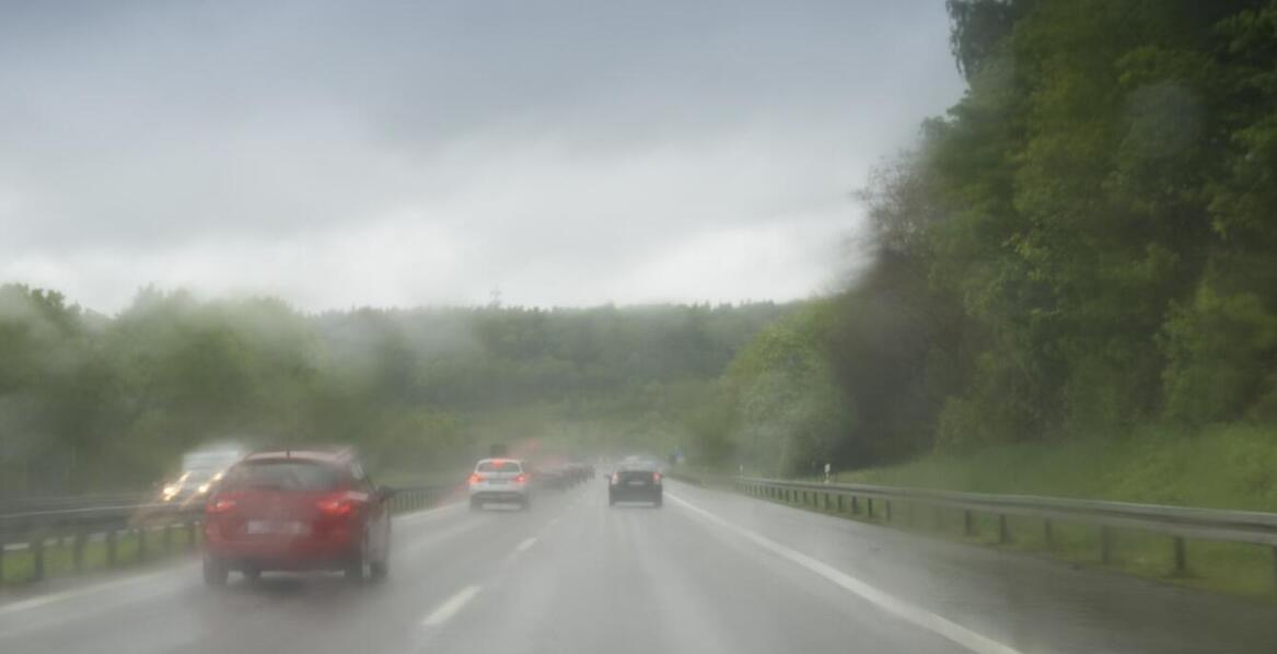 Omówienie różnych sytuacji drogowych, które mogą wystąpić na autostradzie, i sposobów radzenia sobie z nich