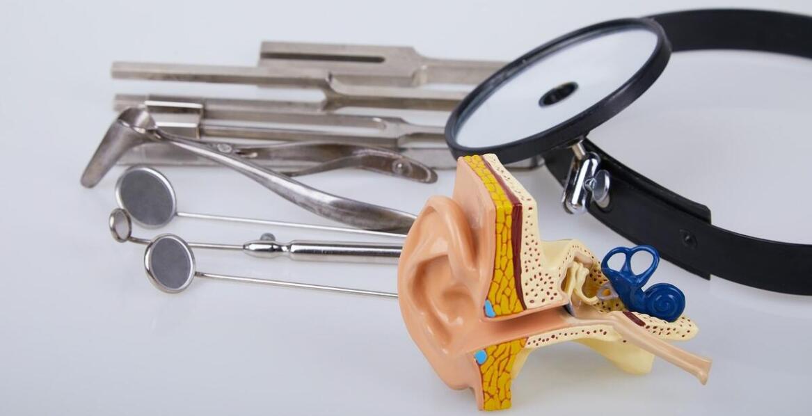 Jakie czynniki wpływają na cenę aparatu słuchowego?