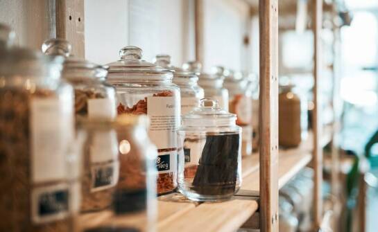 Jakie są korzyści stosowania naturalnych kosmetyków dla psów i kotów w porównaniu do produktów chemicznych?