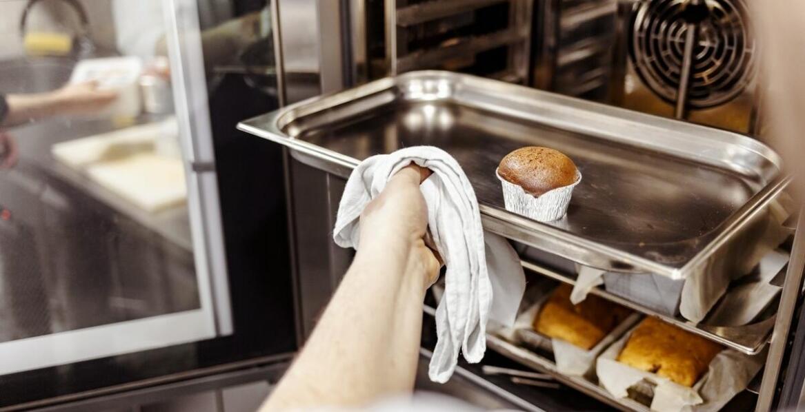 Czy brytfanna nadaje się do pieczenia ciast bezglutenowych?