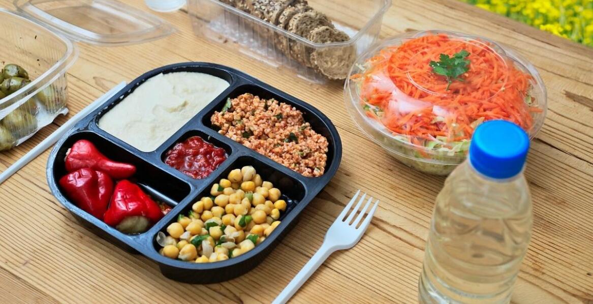 Jakie są różnice między opakowaniami plastikowymi a foliowymi w gastronomii?