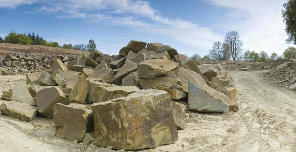 Granit Bengal Black na schodach: trwałość, elegancja i łatwość utrzymania