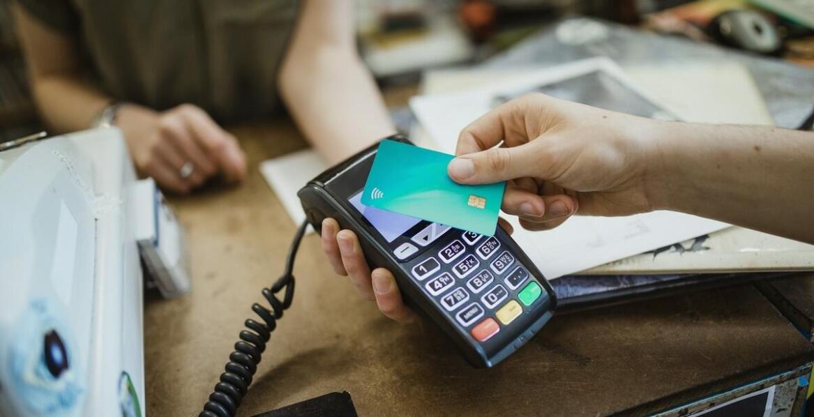 Jak projektować karty plastikowe z chipem, aby przyciągnąć uwagę klientów?