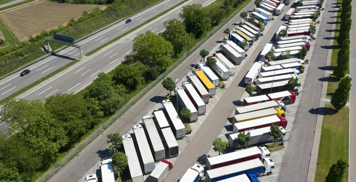 Jakie korzyści niesie ze sobą szybka sprzedaż naczepy z dojazdem do klienta?