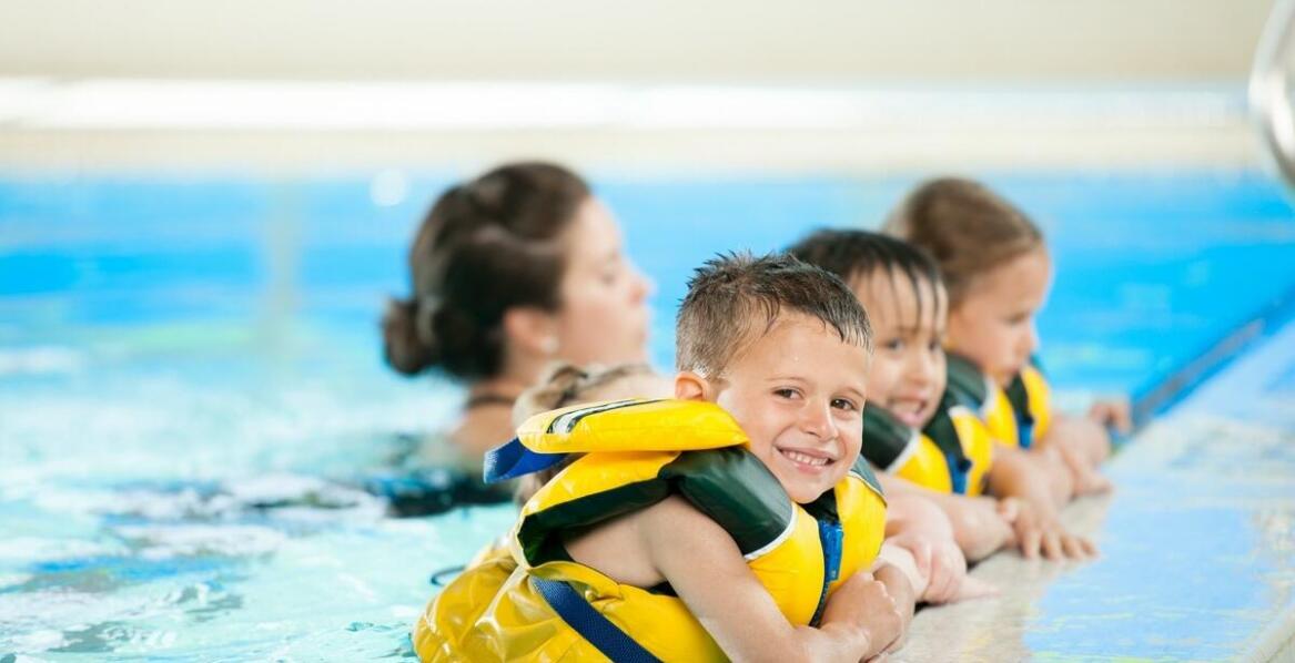 Jakie aspekty bezpieczeństwa są istotne podczas nauki pływania dla dorosłych?