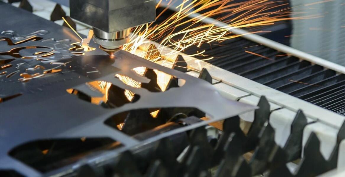 Precyzyjne cięcie blach: jakie są korzyści dla Twojej produkcji?