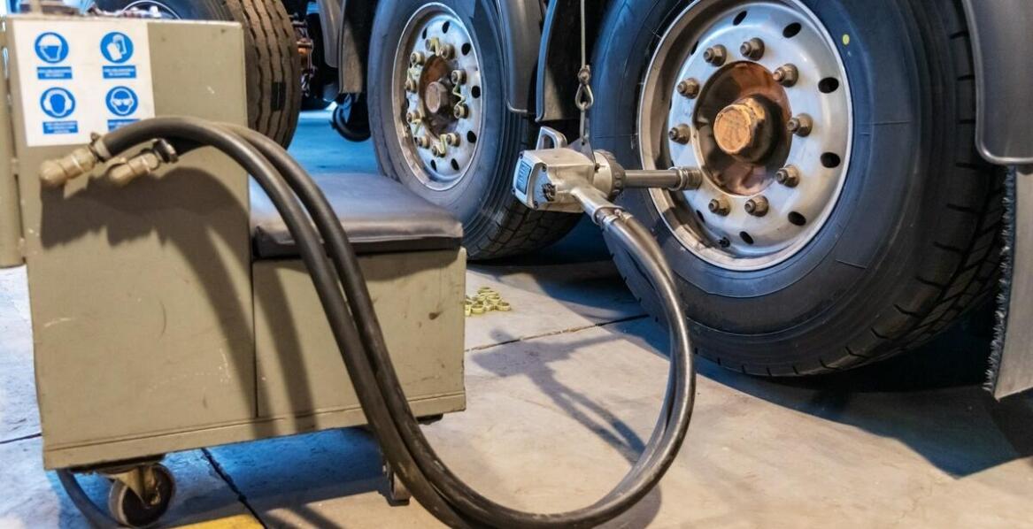 Dlaczego odpowiednie ciśnienie w oponach przemysłowych jest tak istotne?