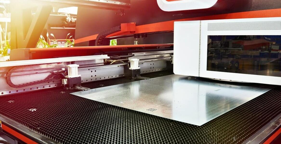 Laserschneiden vs. Biegen von Aluminiumblechen: Vergleich der Technologien