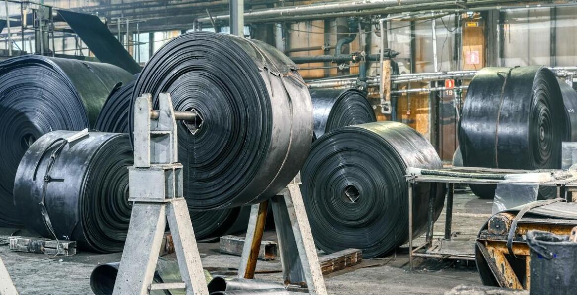 Właściwości taśm przenośnikowych trudnościeralnych: co wyróżnia je na tle innych rozwiązań?