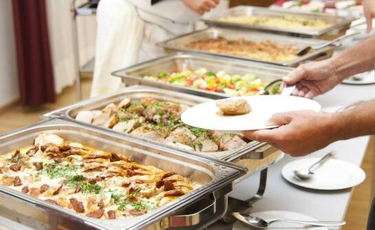 Organizacja imprez integracyjnych – co oferuje profesjonalny catering?