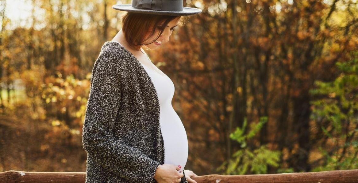 Jakie stylizacje najlepiej sprawdzają się podczas sesji ciążowych?