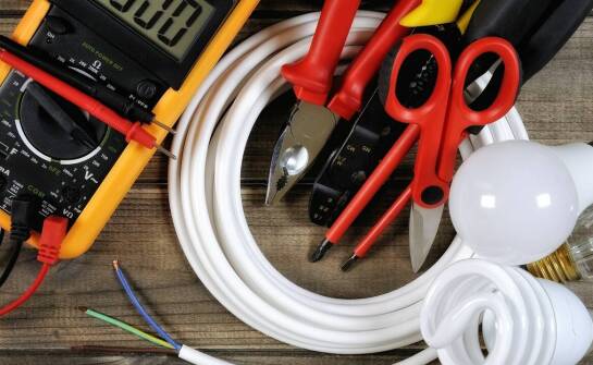 Styczniki jednofazowe - kluczowe elementy w sterowaniu obwodami elektrycznymi