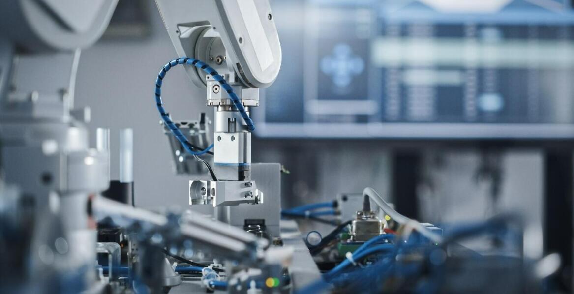 Jakie korzyści przynosi integracja maszyn z systemami zarządzania produkcją?