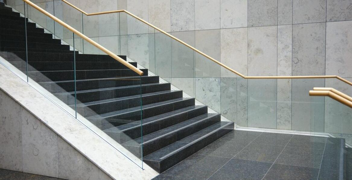 W jaki sposób kamień naturalny wpływa na estetykę przestrzeni publicznych?