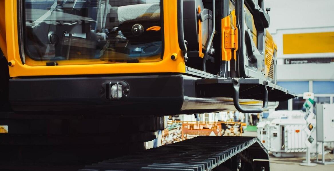 Jakie są zalety korzystania z lawety pod minikoparkę w transporcie?