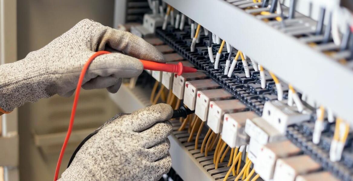 Jak prefabrykowane szafy sterownicze wpływają na bezpieczeństwo w miejscu pracy?