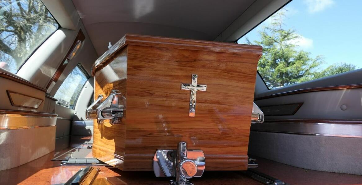 Jak przygotowuje się zwłoki do transportu drogowego?