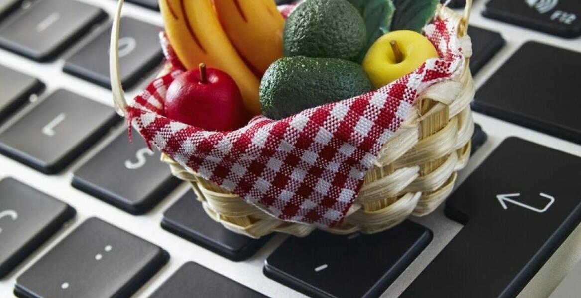 Porównanie kosztów zdrowej żywności z tradycyjnymi produktami spożywczymi