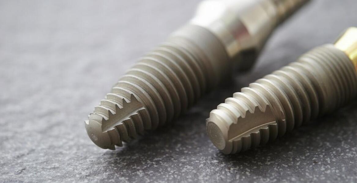 Jakie technologie wspierają proces wszczepiania implantów zębowych?