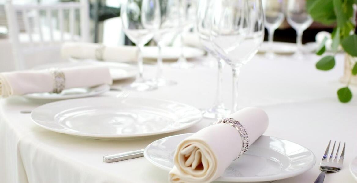 Altom design – jak stworzyć elegancki stół na specjalne okazje?
