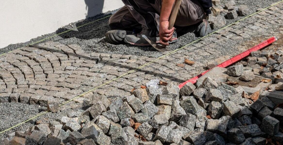 Pielęgnacja nawierzchni z kostki brukowej – jak przedłużyć ich trwałość?