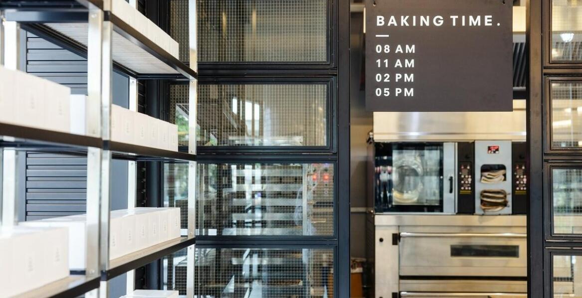 Regulowane półki w regałach gastronomicznych – klucz do efektywnej organizacji przestrzeni