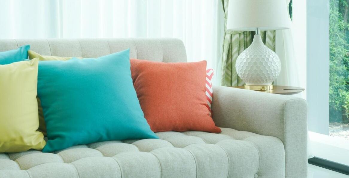Poduszki dekoracyjne - jak łączyć estetykę z funkcjonalnością?
