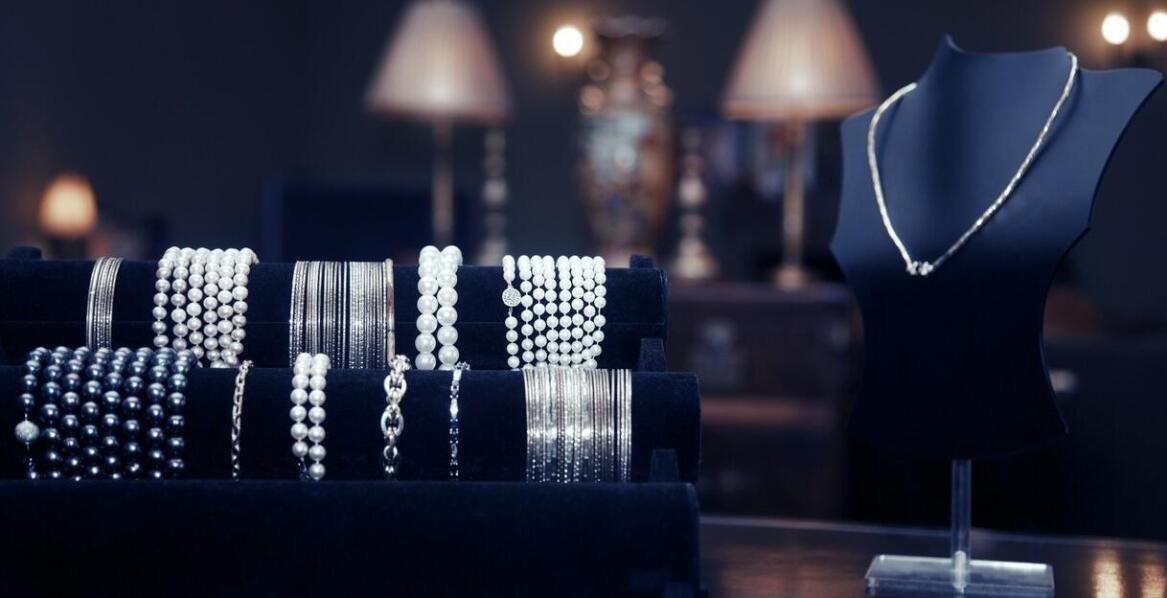 Jak dobrać biżuterię do stroju biznesowego?