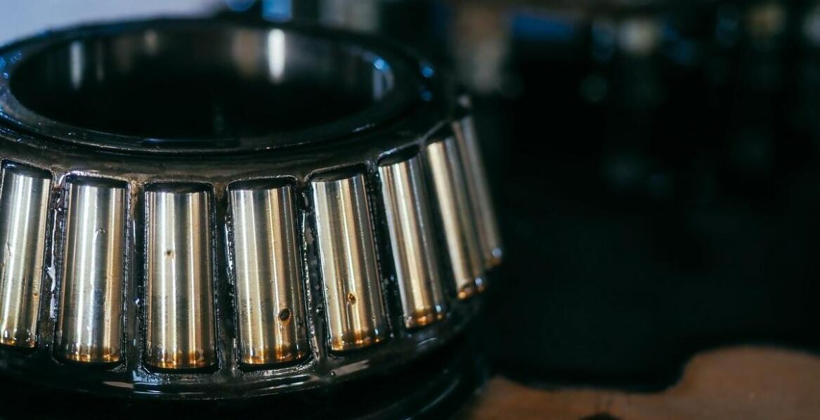 Jakie są kluczowe funkcje opraw łożyskowych w różnych branżach przemysłowych?