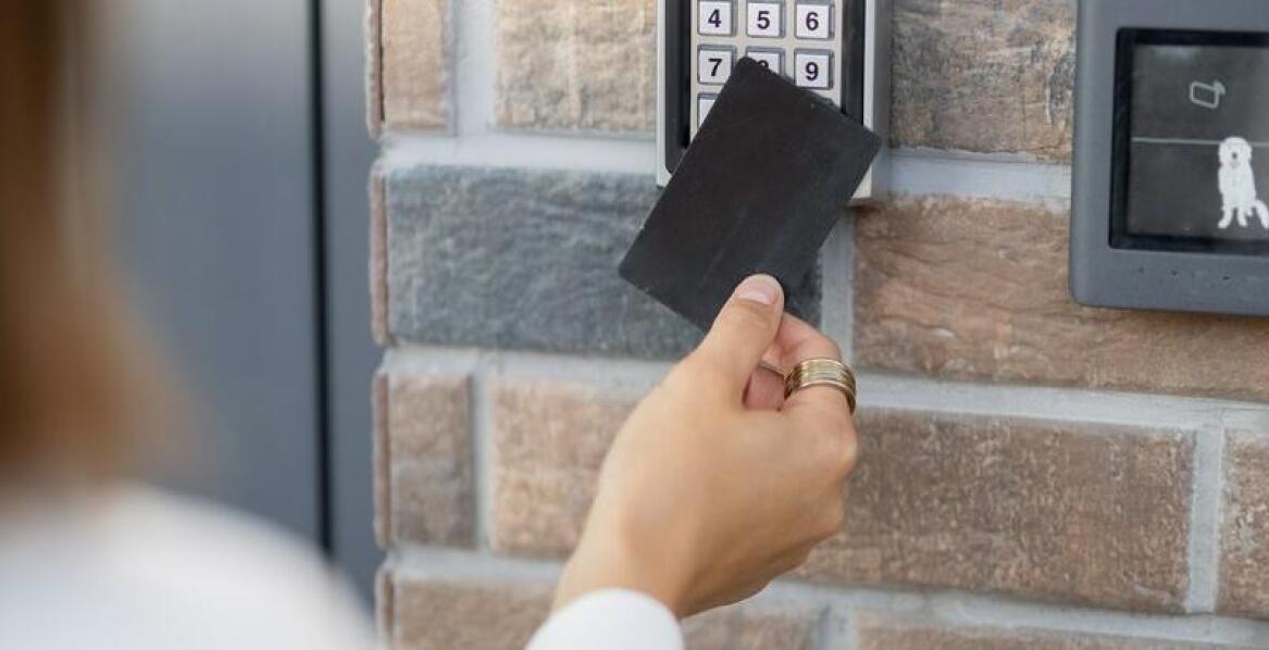 Karty Mifare w edukacji: jak poprawiają bezpieczeństwo uczniów i pracowników?