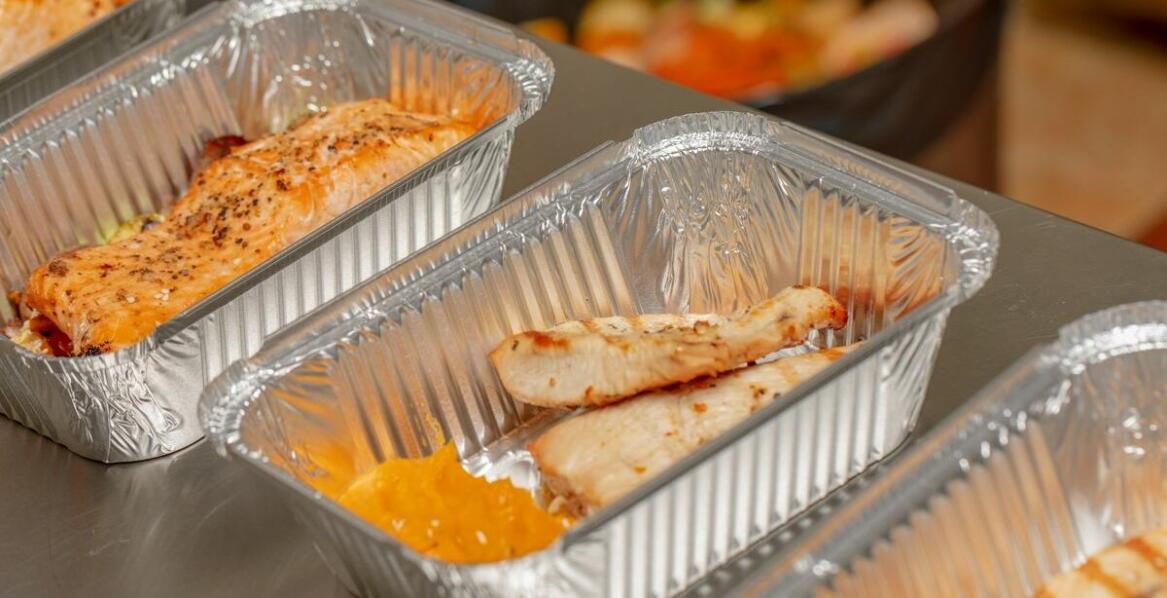 Zastosowanie pojemników metalowych w transporcie żywności - co powinno się wiedzieć?