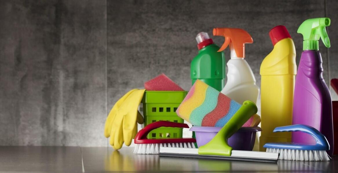 Jakie środki czyszczące są najskuteczniejsze w walce z pozostałościami kleju od taśmy dwustronnej?