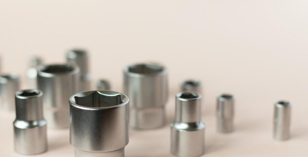 Dlaczego nakrętki kołpakowe nierdzewne są idealnym wyborem dla branży motoryzacyjnej?