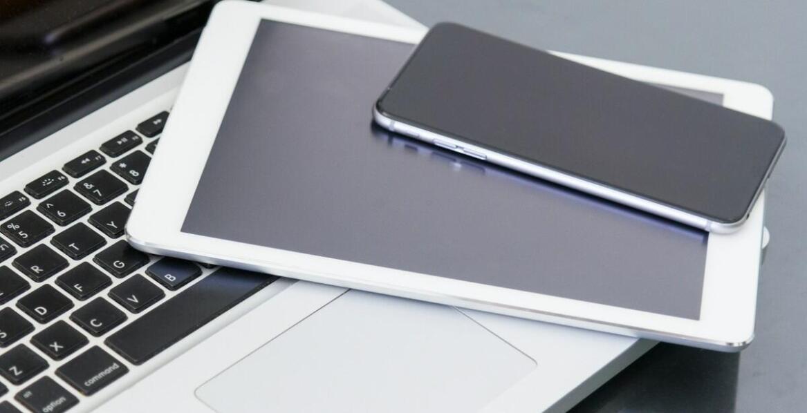 Komputery stacjonarne vs laptopy - porównanie parametrów i zastosowań