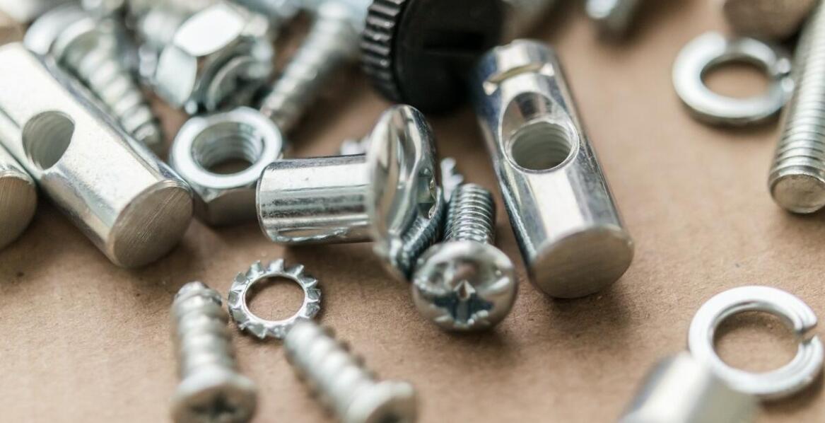 Jak nitonakrętki wpływają na trwałość konstrukcji metalowych?