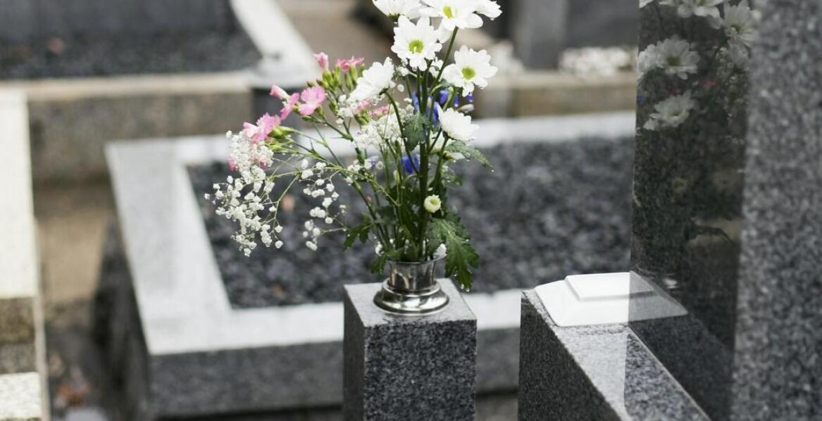 Złote i platynowe obwódki – jak wpływają na estetykę zdjęcia nagrobkowego?