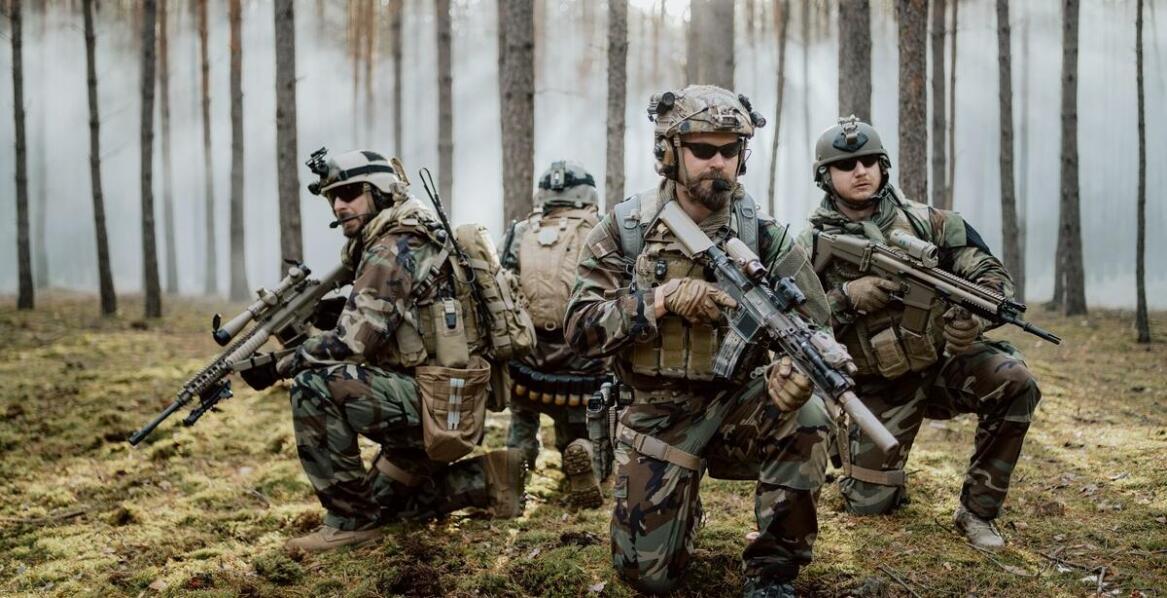 Koszulki militarne męskie – idealny prezent dla miłośników stylu wojskowego