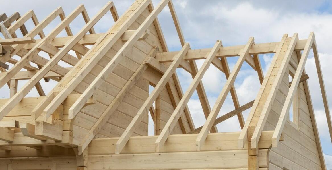 Wpływ warunków atmosferycznych na wybór łat dachowych – co warto rozważyć?