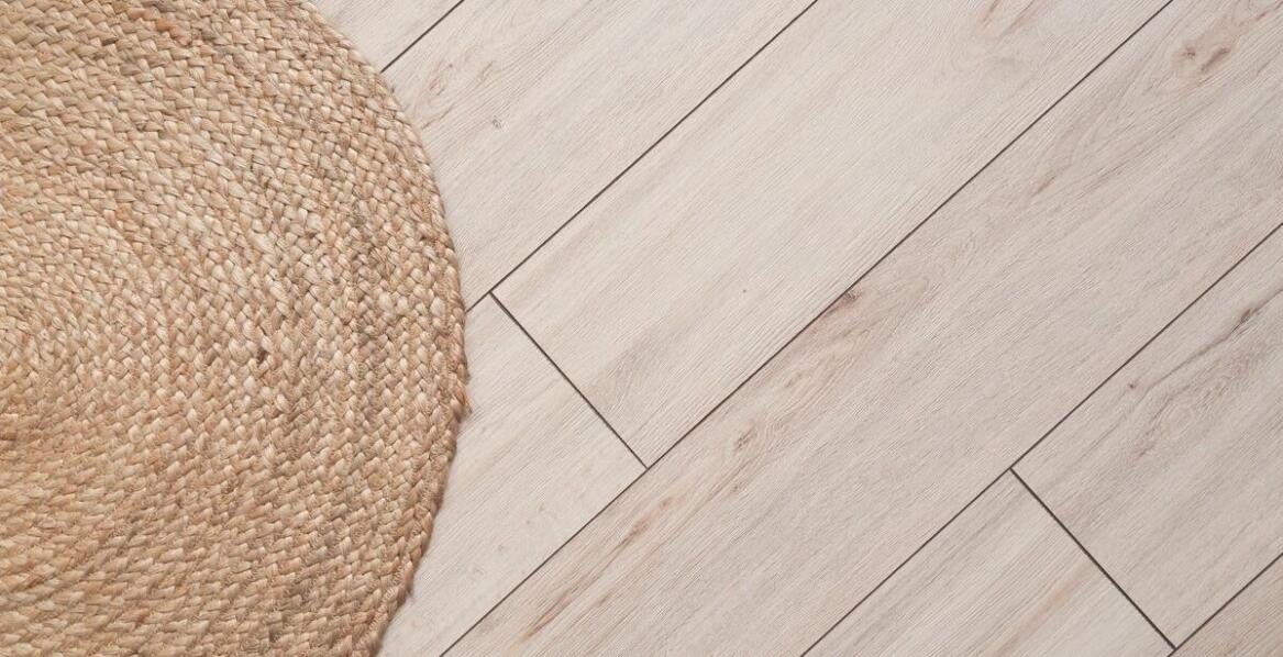 Dlaczego warto wybrać deski podłogowe z tartaku?