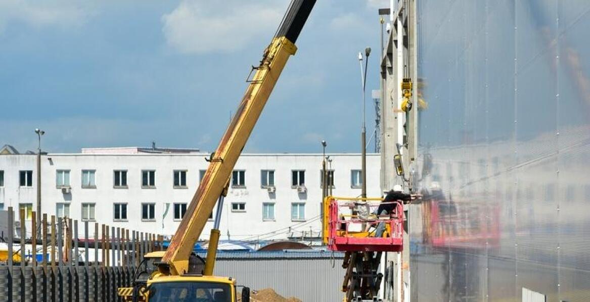 Dźwigi HDS w transporcie – kluczowe informacje dla przedsiębiorców zajmujących się budownictwem