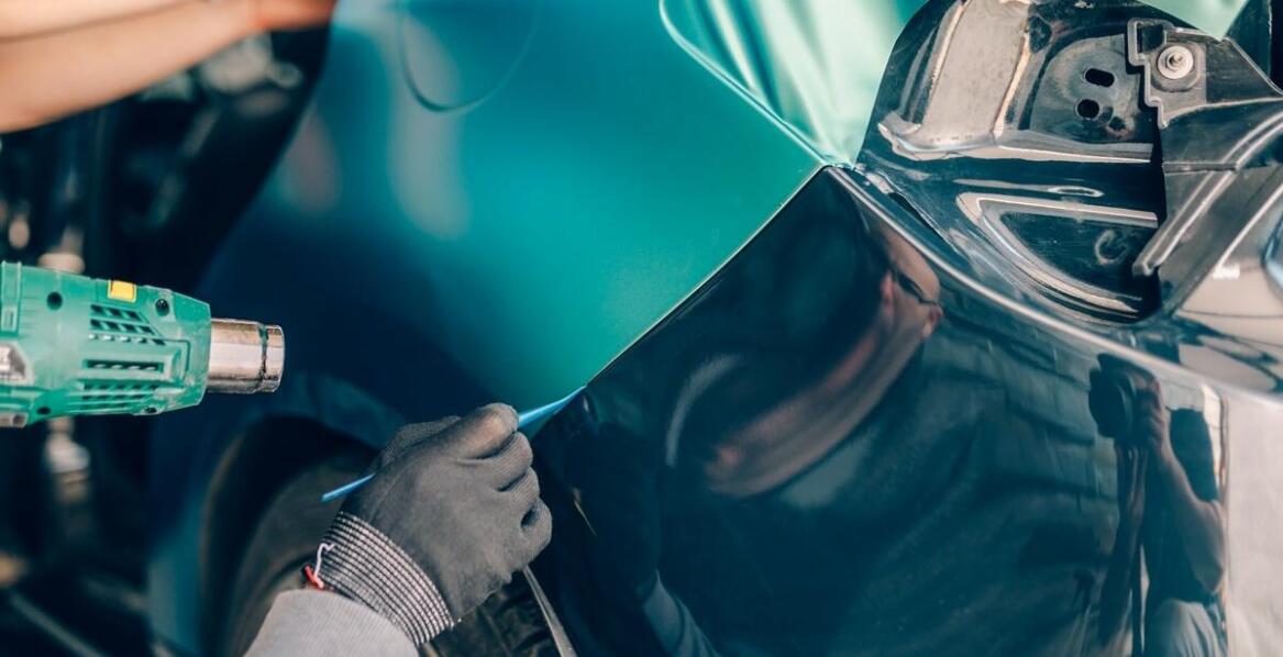 Zastosowanie filcu samoprzylepnego do blachy w przemyśle motoryzacyjnym - dlaczego warto?