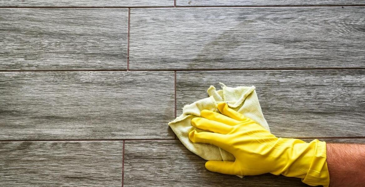 Zastosowanie specjalistycznych środków do usuwania plam z drewna
